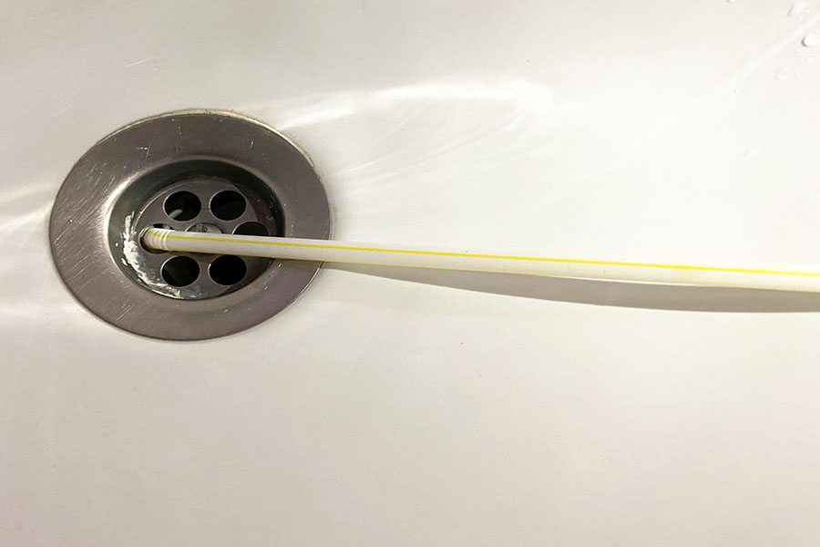 Est-il possible de déboucher une canalisation avec une paille ?